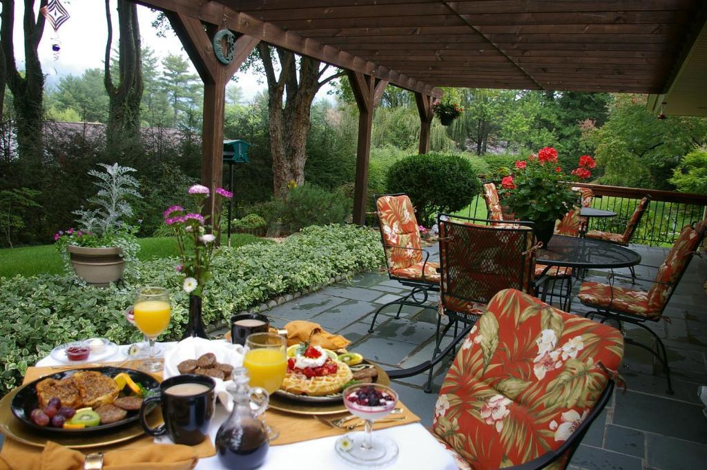 Brookside Mountain Mist Inn Уейнсвил Екстериор снимка