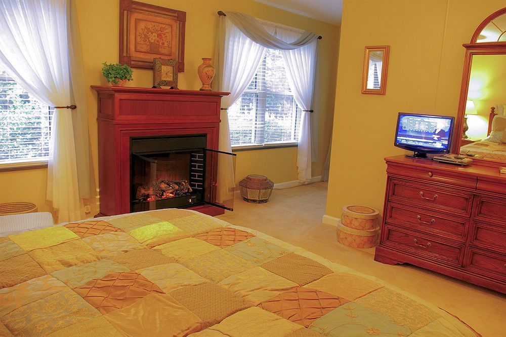 Brookside Mountain Mist Inn Уейнсвил Екстериор снимка