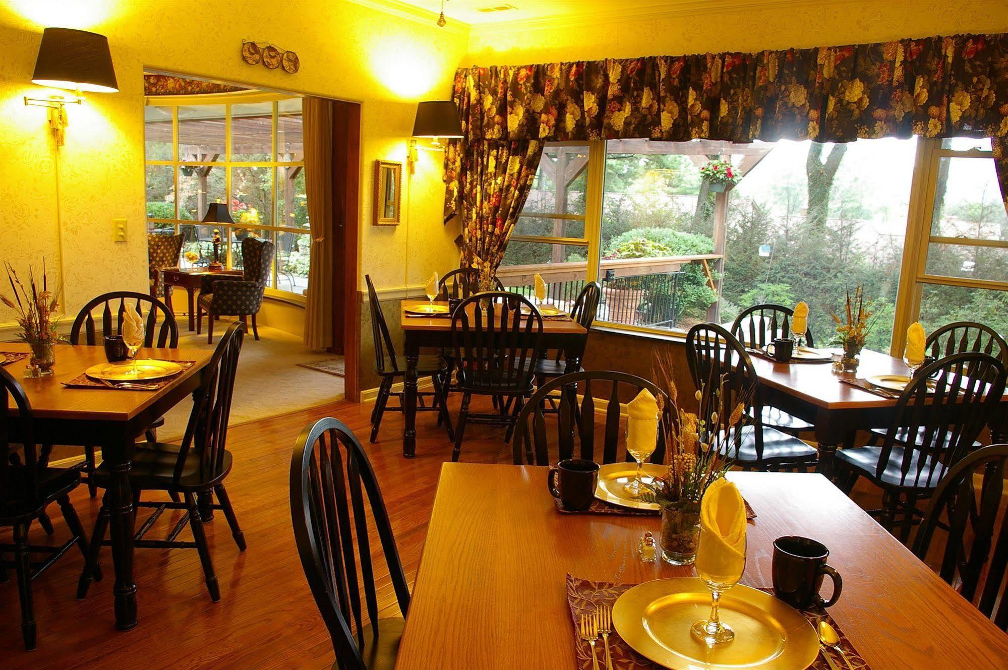 Brookside Mountain Mist Inn Уейнсвил Екстериор снимка